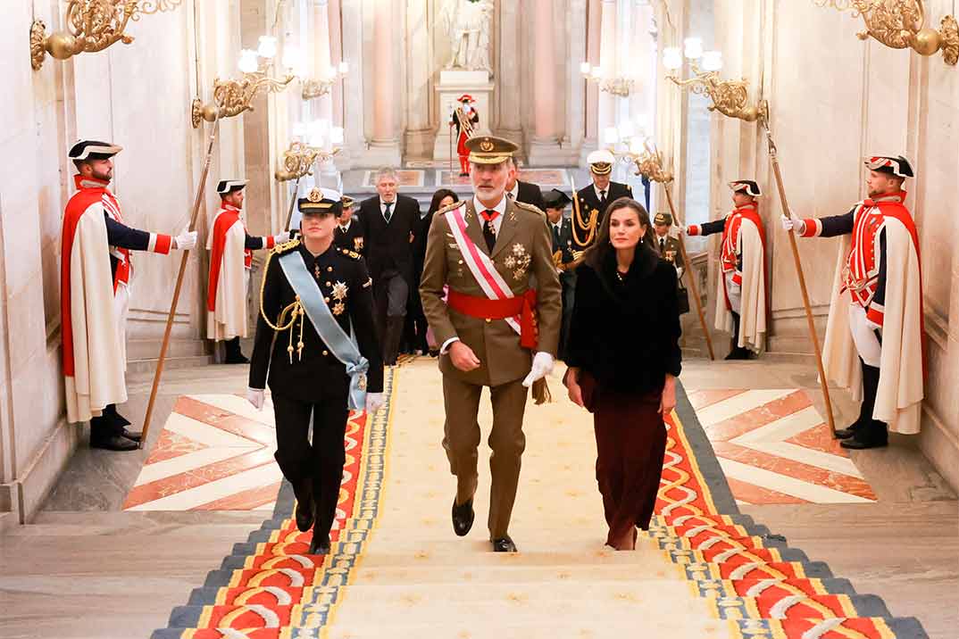 La reina Letizia deslumbra con una falda burdeos en la celebración de la Pascua Militar