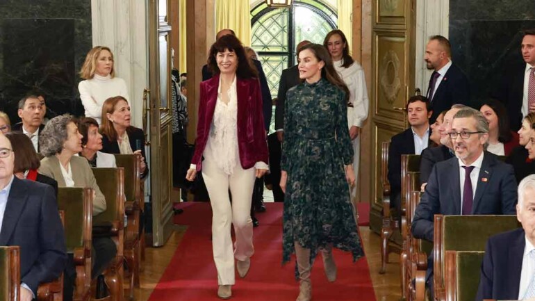 La Reina Letizia deslumbra con un vestido estampado y botas en la entrega del premio Joven Talento Científico Femenino