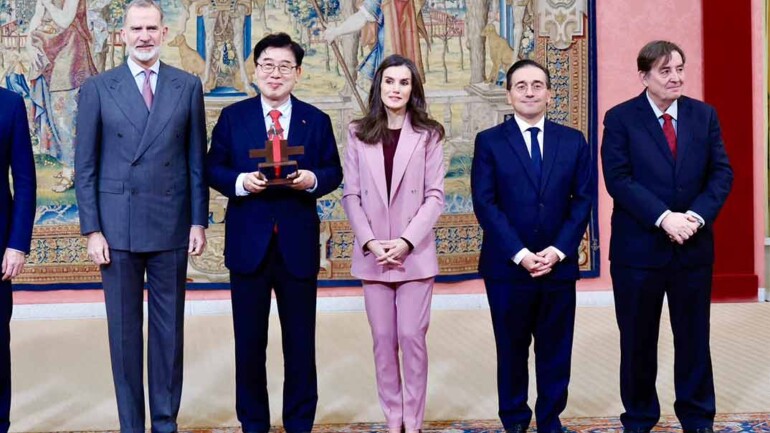 La reina Letizia deslumbra con un traje rosa y detalles burdeos en la reunión del Patronato del Instituto Cervantes