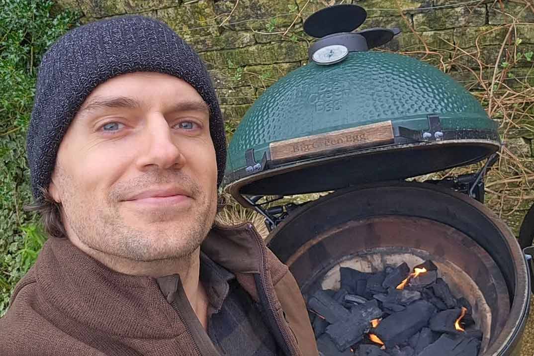 Henry Cavill disfruta de Galicia y se interesa por la raza rubia gallega