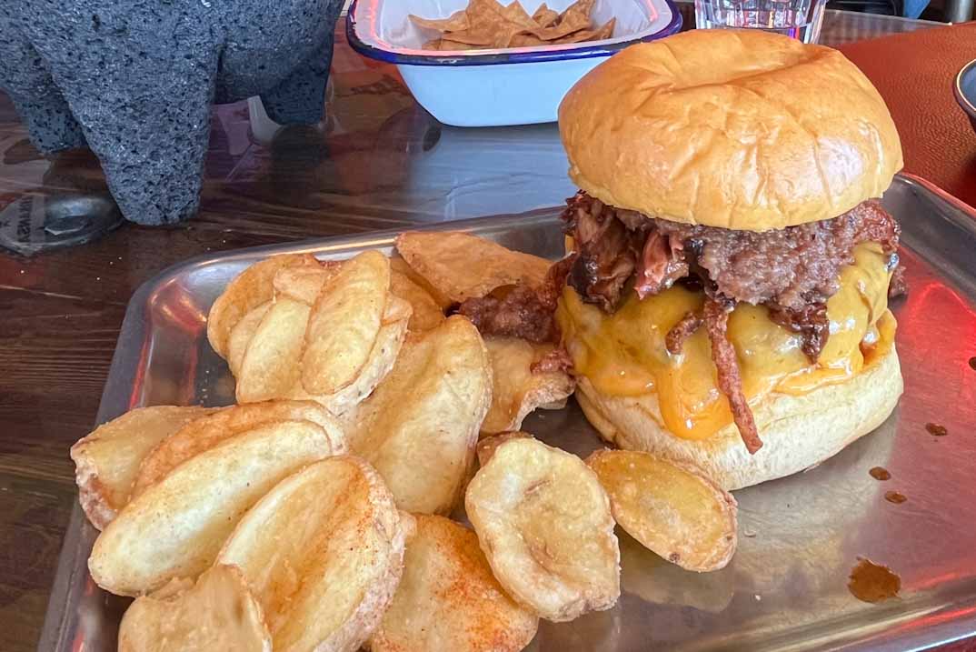 Las Mejores Hamburguesas de Madrid: Un Viaje de Sabores en El Rancho de Santa África