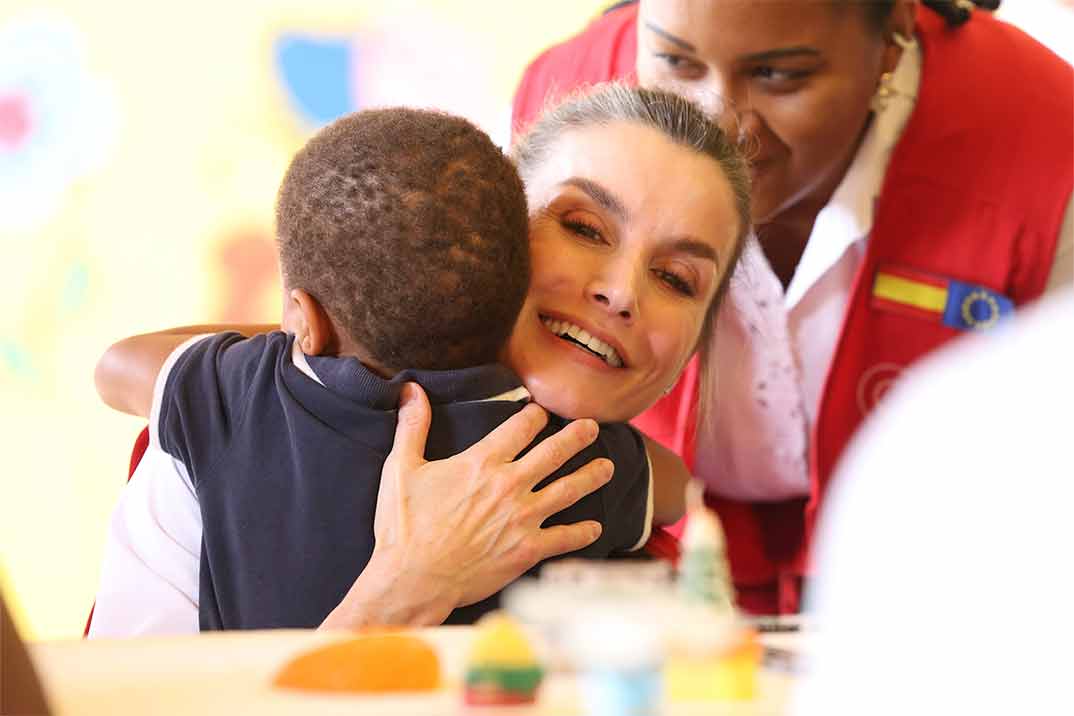 La Reina Letizia: Primer día en su viaje de cooperación en Cabo Verde con enfoque en las mujeres y el medioambiente