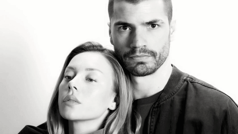 Ester Expósito y Hugo Diego García, afianzan su relación: han sido vistos en el aeropuerto de lo más cariñosos