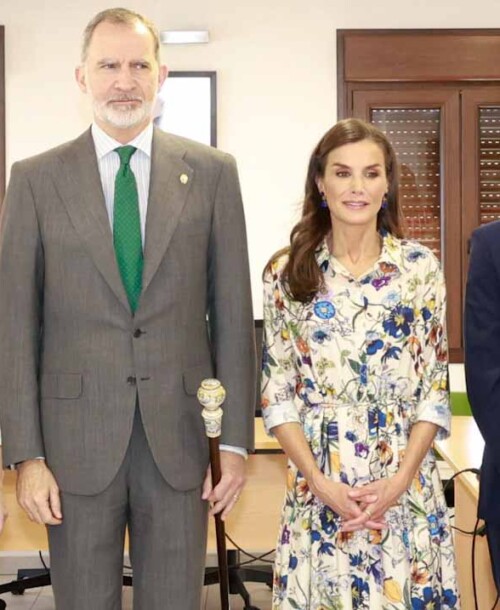La reina Letizia acierta de nuevo con un vestido floral y alpargatas en su visita a Guadalupe