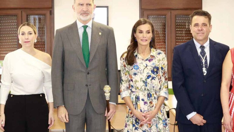 La reina Letizia acierta de nuevo con un vestido floral y alpargatas en su visita a Guadalupe