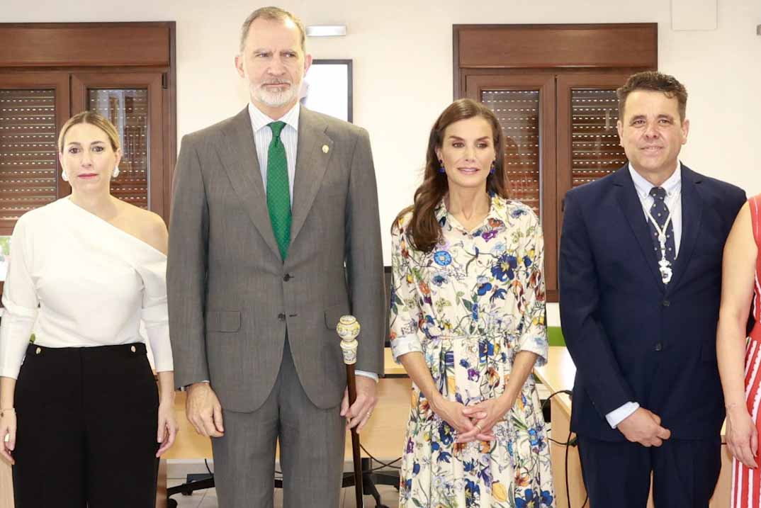La reina Letizia acierta de nuevo con un vestido floral y alpargatas en su visita a Guadalupe