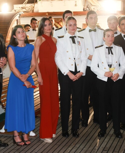 La Reina Letizia deslumbra en Panamá: el mono rojo que marcará tendencia en 2025