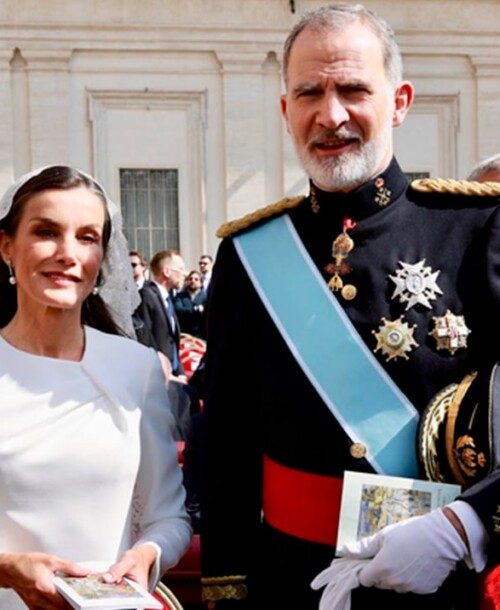La Reina Letizia y el símbolo del blanco: tradición y elegancia en la misa inaugural de León XIV en el Vaticano