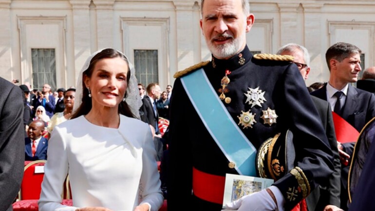 La Reina Letizia y el símbolo del blanco: tradición y elegancia en la misa inaugural de León XIV en el Vaticano