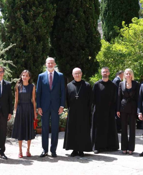 La reina Letizia moderniza el protocolo en Montserrat con un guiño al rojo y al diseño nacional