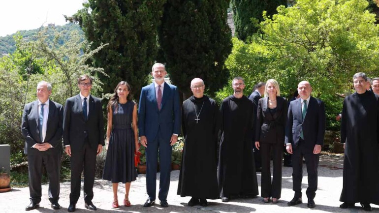 La reina Letizia moderniza el protocolo en Montserrat con un guiño al rojo y al diseño nacional