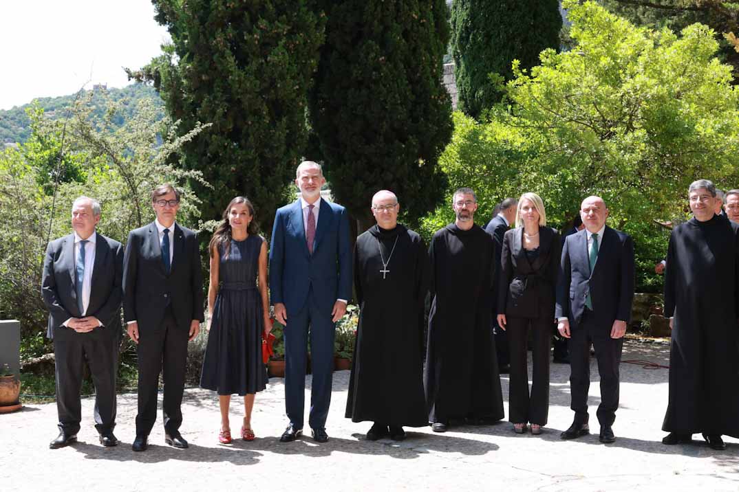La reina Letizia moderniza el protocolo en Montserrat con un guiño al rojo y al diseño nacional