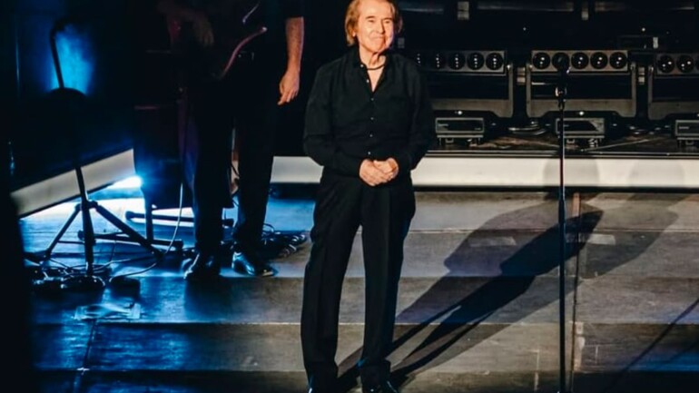 Raphael regresa con fuerza y actúa en el Teatro Romano de Mérida: un canto a la vida, la música y la resistencia