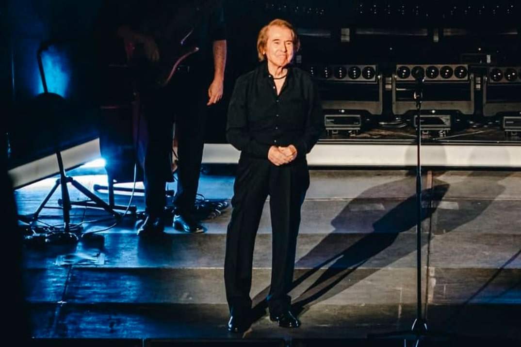 Raphael regresa con fuerza y actúa en el Teatro Romano de Mérida: un canto a la vida, la música y la resistencia