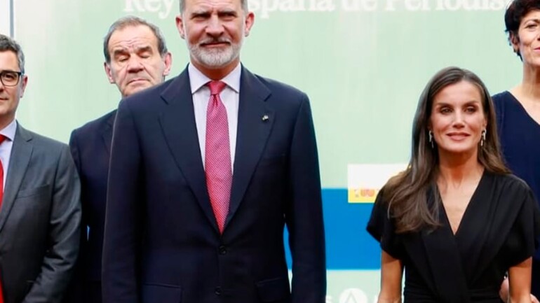 La Reina Letizia apuesta por un mono negro combinado con dorado en una jornada doble de actos en Madrid