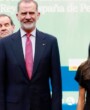 La Reina Letizia apuesta por un mono negro combinado con dorado en una jornada doble de actos en Madrid
