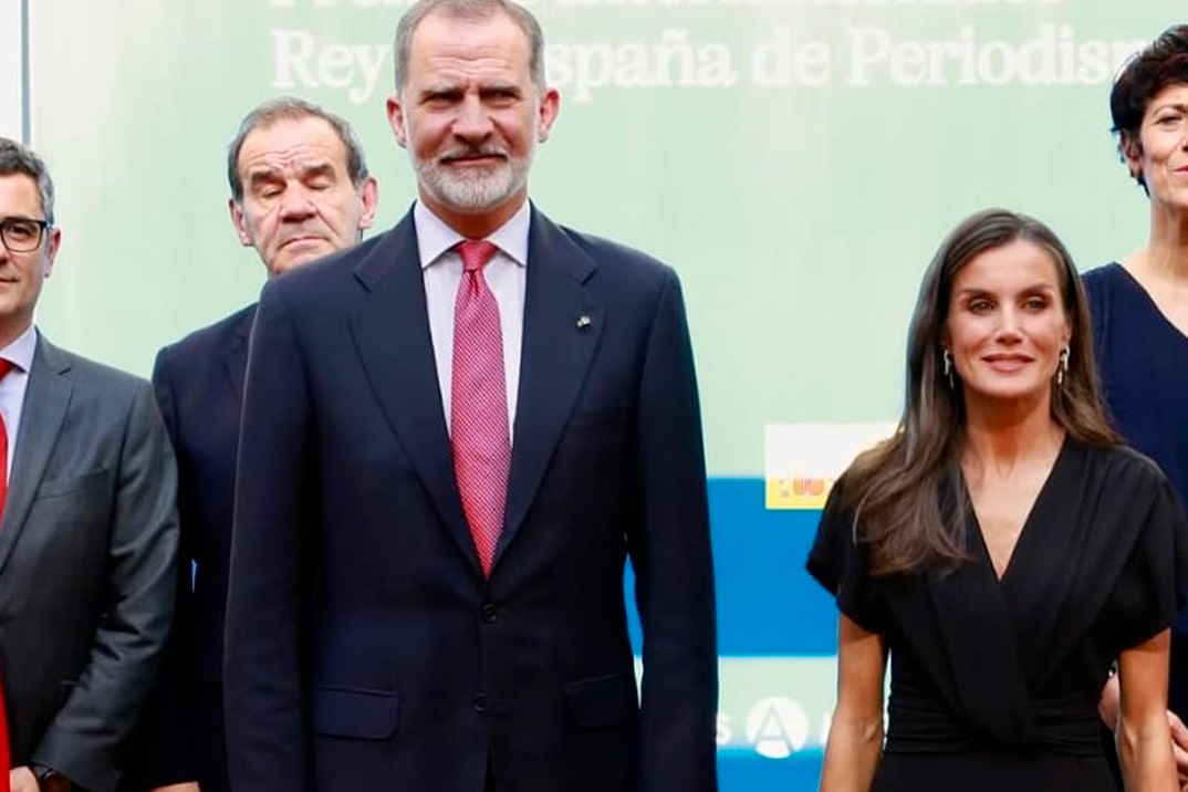 La Reina Letizia apuesta por un mono negro combinado con dorado en una jornada doble de actos en Madrid