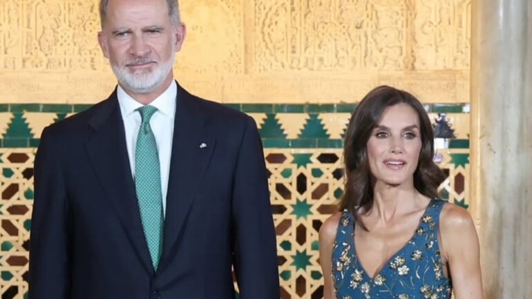 Letizia deslumbra con su estilo en Sevilla con un vestido de Carolina Herrera y elegancia atemporal ante líderes internacionales