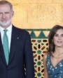 Letizia deslumbra con su estilo en Sevilla con un vestido de Carolina Herrera y elegancia atemporal ante líderes internacionales