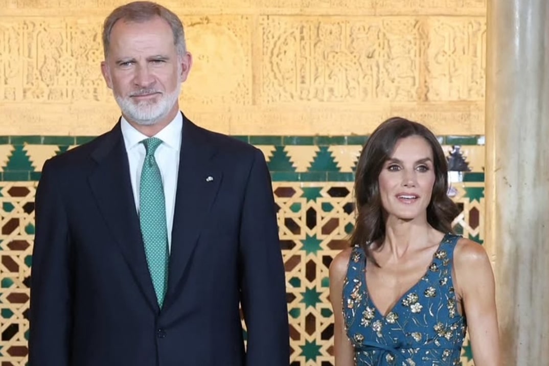 Letizia deslumbra con su estilo en Sevilla con un vestido de Carolina Herrera y elegancia atemporal ante líderes internacionales