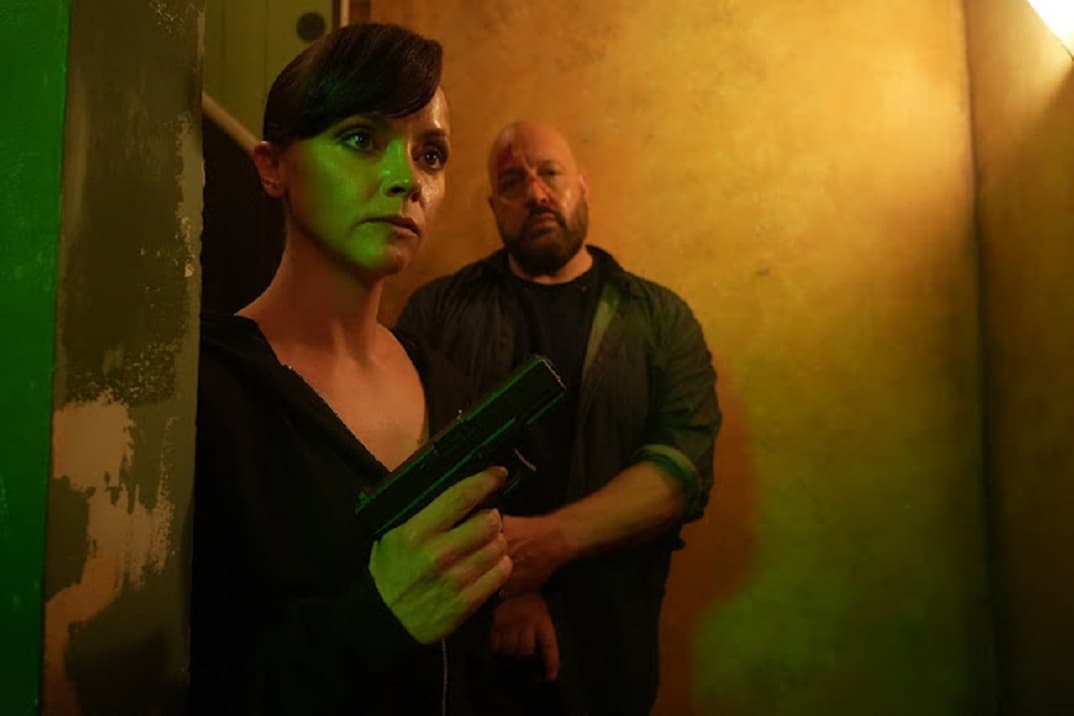 «Fritos a balazos», con Kevin James y Christina Ricci – Tráiler y fecha de estreno