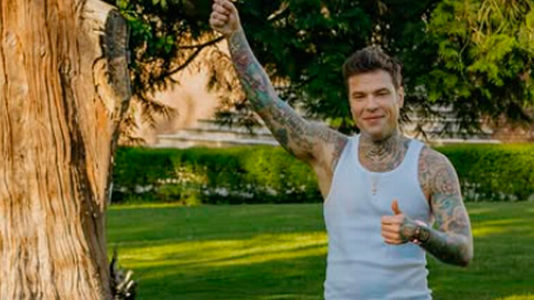 Adiós Chiara, hola Giulia: así es el nuevo amor de Fedez con quien se pasea por Cerdeña