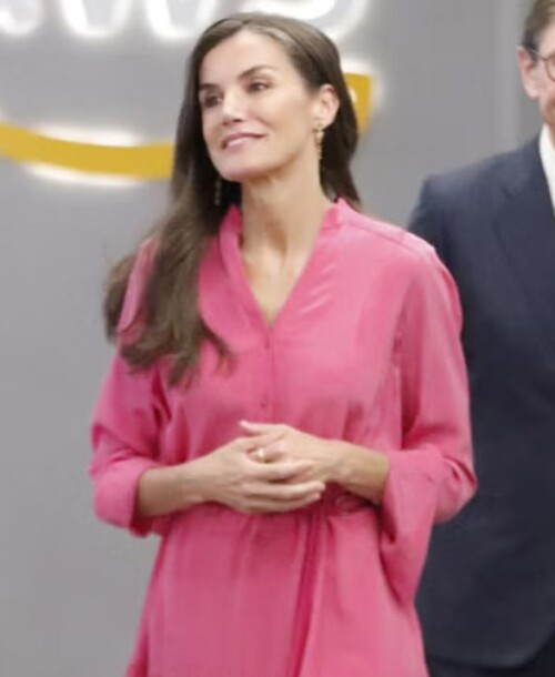 La Reina Letizia deslumbra con un vestido camisero rosa: estilo sofisticado y detalles que conquistan este verano