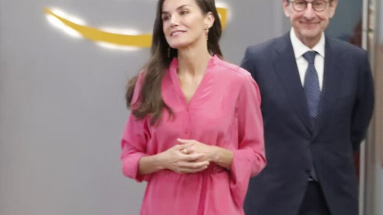 La Reina Letizia deslumbra con un vestido camisero rosa: estilo sofisticado y detalles que conquistan este verano