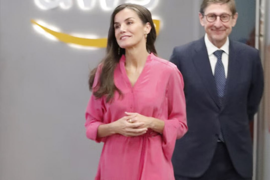 La Reina Letizia deslumbra con un vestido camisero rosa: estilo sofisticado y detalles que conquistan este verano