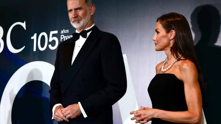 La Reina Letizia deslumbra con un vestido palabra de honor en una noche dedicada al periodismo español