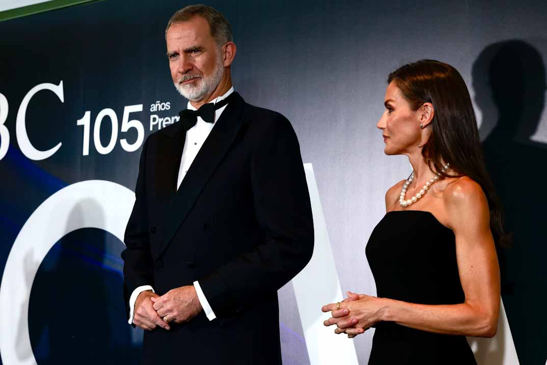 La Reina Letizia deslumbra con un vestido palabra de honor en una noche dedicada al periodismo español