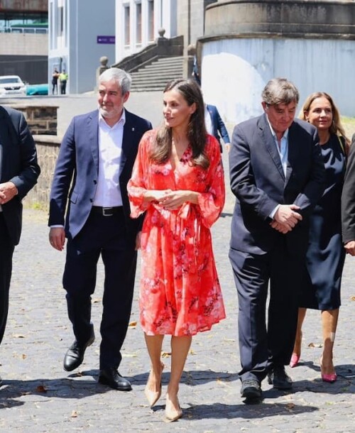 La reina Letizia deslumbra en Tenerife con su vestido más icónico antes de iniciar sus vacaciones en Mallorca