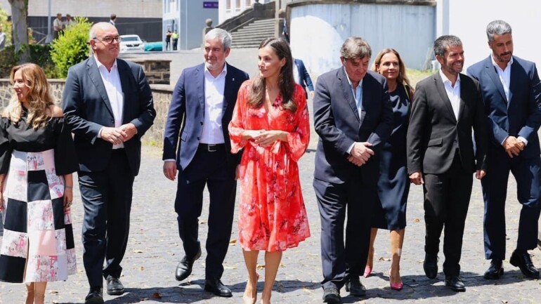 La reina Letizia deslumbra en Tenerife con su vestido más icónico antes de iniciar sus vacaciones en Mallorca