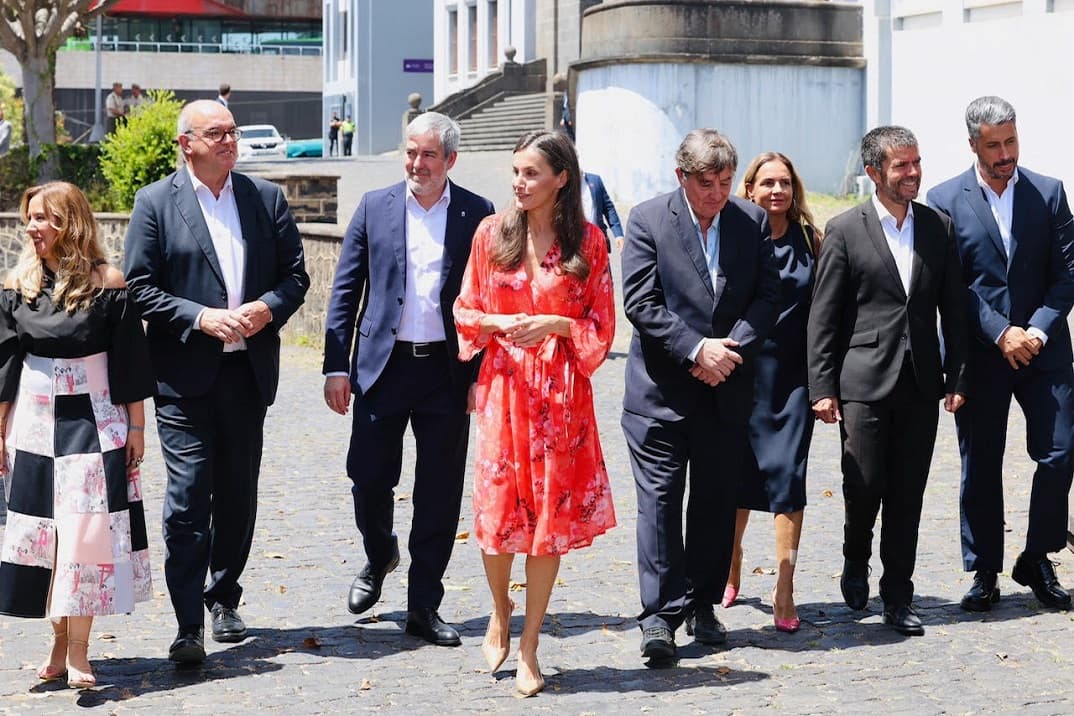 La reina Letizia deslumbra en Tenerife con su vestido más icónico antes de iniciar sus vacaciones en Mallorca