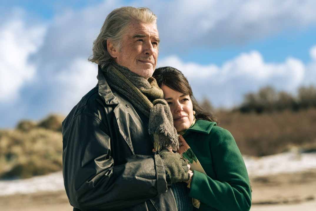 «Amor en cuatro letras», con Pierce Brosnan y Helena Bonham Carter, llega a los cines