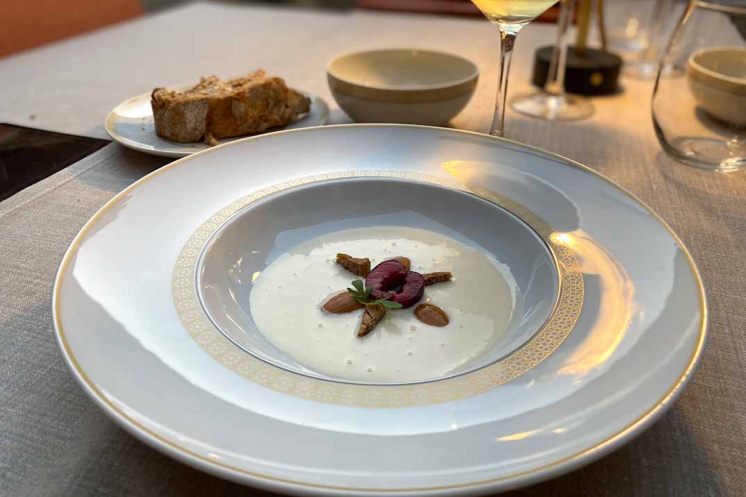 El claustro ajo blanco