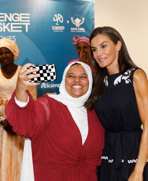 La reina Letizia vuelve al trabajo con un vestido rebajado y alpargatas: su look más inesperado en el Challenge 40 Basket
