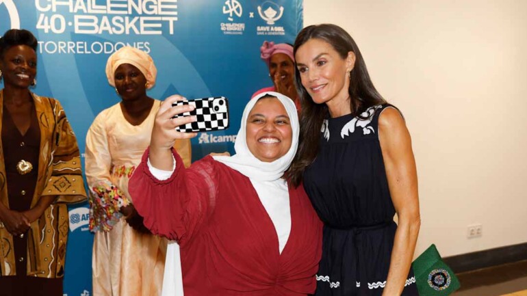 La reina Letizia vuelve al trabajo con un vestido rebajado y alpargatas: su look más inesperado en el Challenge 40 Basket