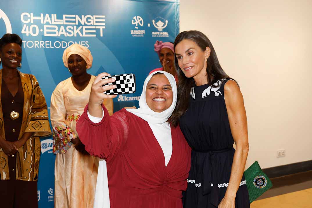 La reina Letizia vuelve al trabajo con un vestido rebajado y alpargatas: su look más inesperado en el Challenge 40 Basket