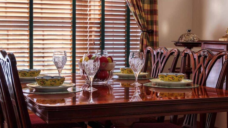 Persianas de madera: elegancia atemporal y confort natural