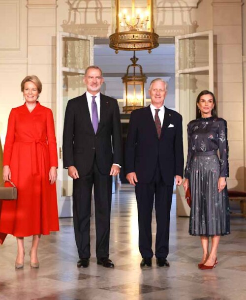 La reina Letizia rinde homenaje a Giorgio Armani en Bruselas con un look cargado de simbolismo