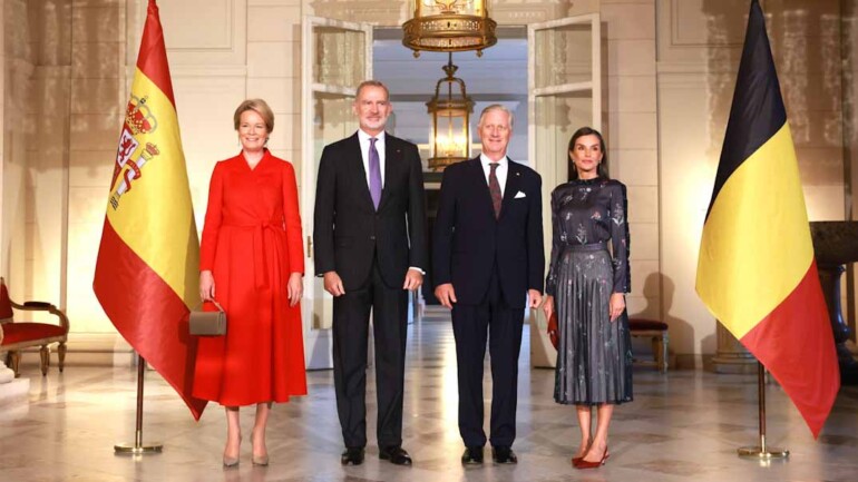 La reina Letizia rinde homenaje a Giorgio Armani en Bruselas con un look cargado de simbolismo