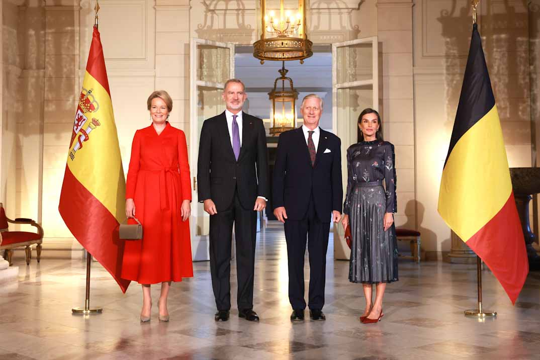 La reina Letizia rinde homenaje a Giorgio Armani en Bruselas con un look cargado de simbolismo