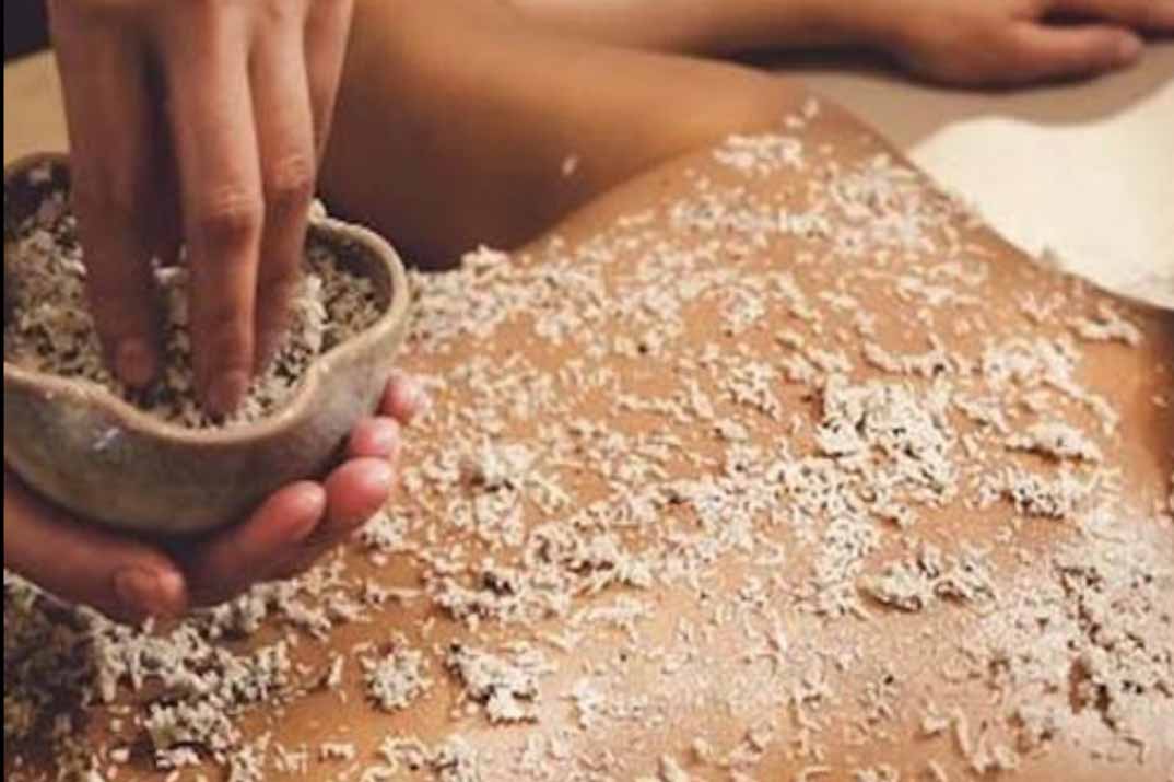 Masaje Ayurveda Udvartana en Majadahonda: exfoliación herbal que estiliza y revitaliza