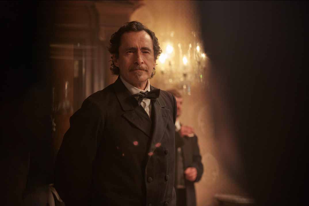 El dentista: Demián Bichir se enfrenta a Jack el Destripador en el thriller histórico que llega a Movistar Plus+