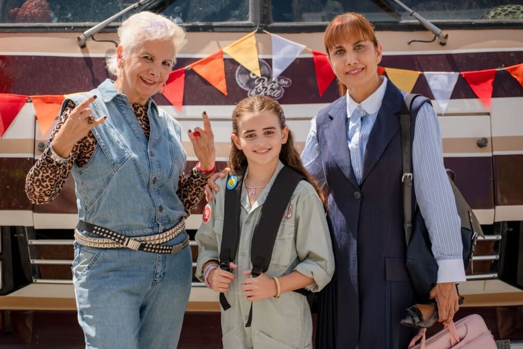 ‘Abuela tremenda’: Toni Acosta lidera una comedia familiar sobre tres generaciones de mujeres