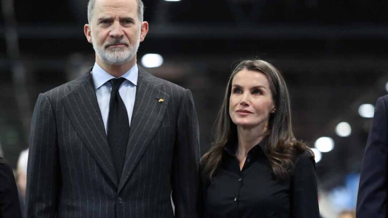 La reina Letizia convierte el luto en mensaje en FITUR 2026: sobriedad, respeto y moda consciente