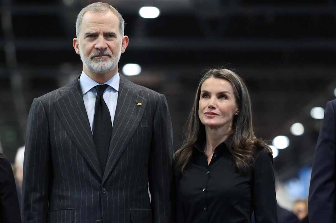 La reina Letizia convierte el luto en mensaje en FITUR 2026: sobriedad, respeto y moda consciente