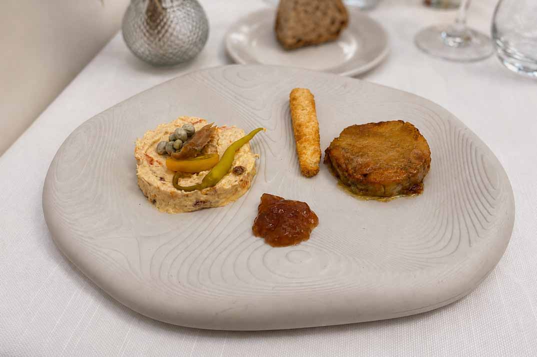 La charca ensaladilla y foie