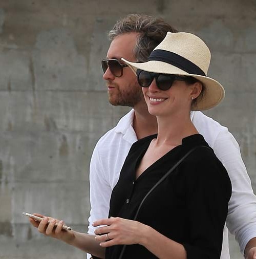 Anne Hathaway y su marido, descubren Ibiza